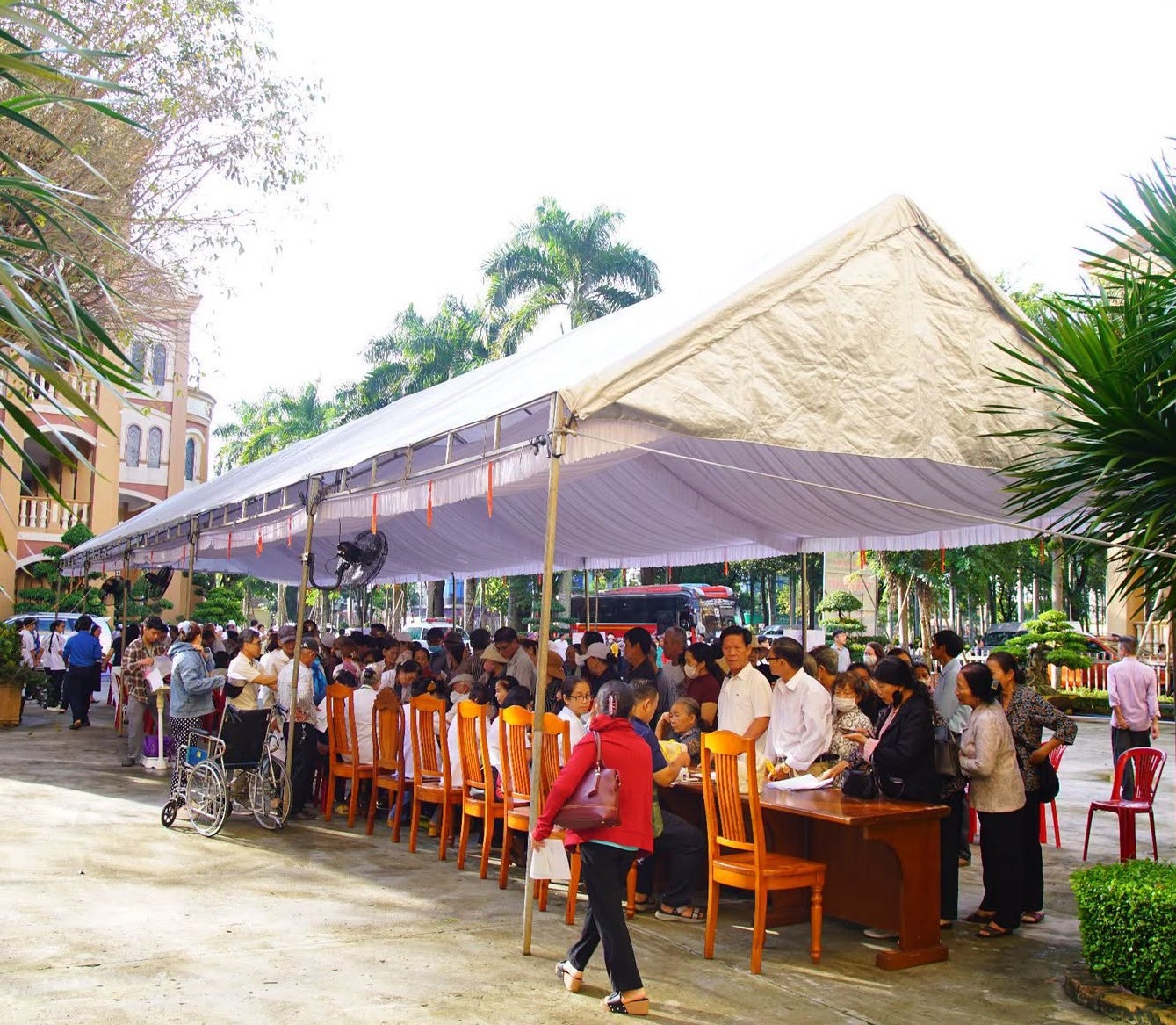 Khám bệnh miễn phí  cho 2.500 người tại Tòa Giám mục Xuân Lộc